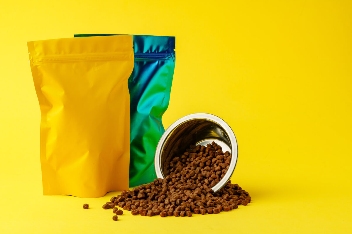 Automatización del ensacado y paletizado de sacos de pet food: cobots con verificación de peso, ahorro de espacio y ergonomía